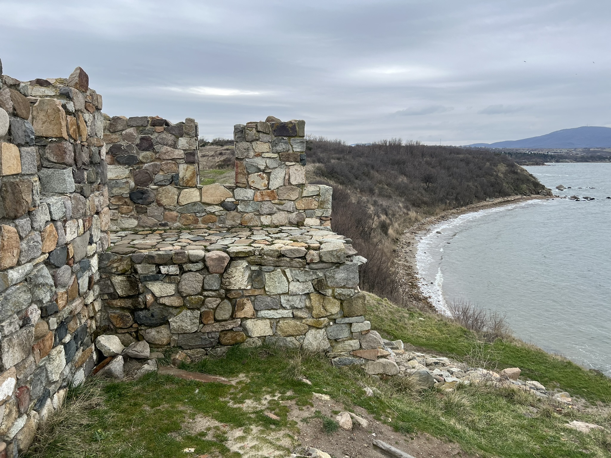 Остатки крепости Акра на мысе Акра, Болгария
